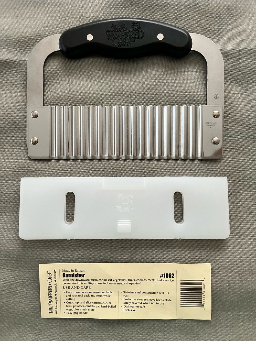 The Pampered Chef Crinkle Cutter Garnisher - #1062 retired